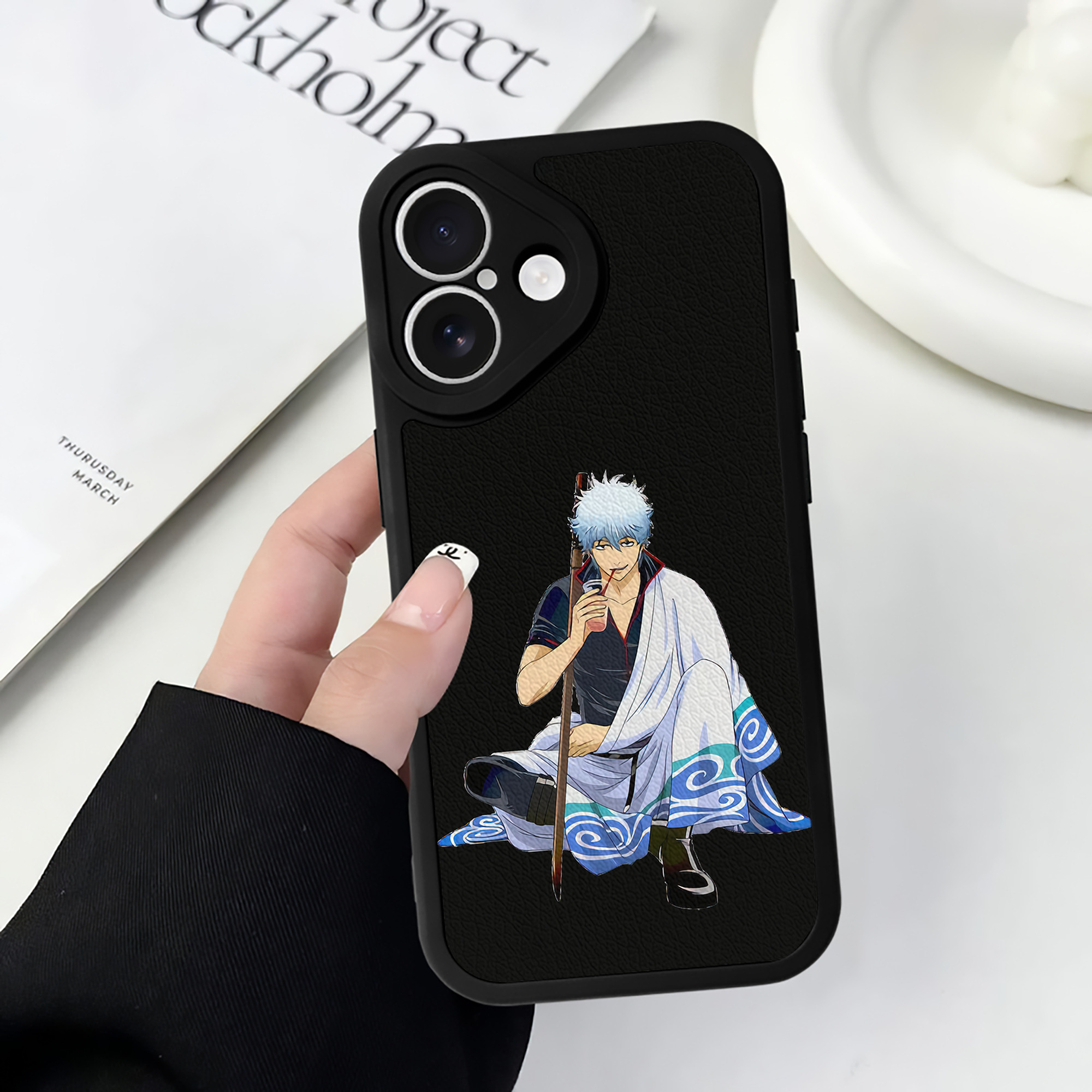 （画像用） ぎんたま 坂田銀時（さかたぎんとき） 神楽 志村新八（しむら しんぱち） GINTAMA Sakata Gintoki Kagura Shimura Shinpachi 【iPhone 16シリーズ対応】シリコンスマホケース（レザー調） 材質：シリコン